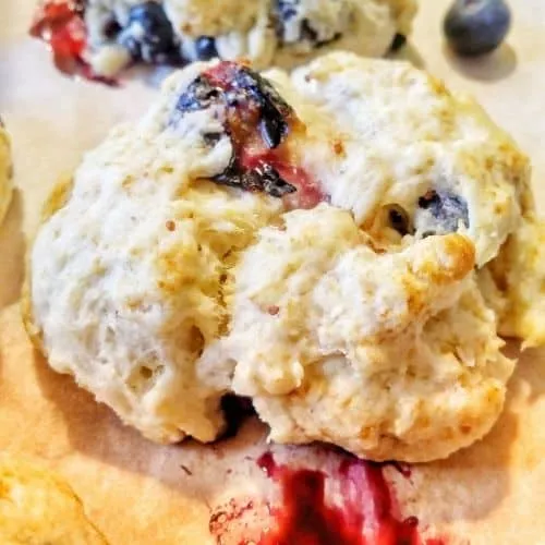 These blueberry scones are to die for! They are such an easy blueberry scones recipe, with only 5 ingredients and takes about 15 minutes to make from start to finish! Make these quick blueberry scones for breakfast, brunch, dessert, with your coffee or tea, or a snack to take on the go. These simple blueberry scones don’t even require a rolling pin, you just drop the batter and bake! Try these!! |blueberry cream scones | homemade blueberry scones